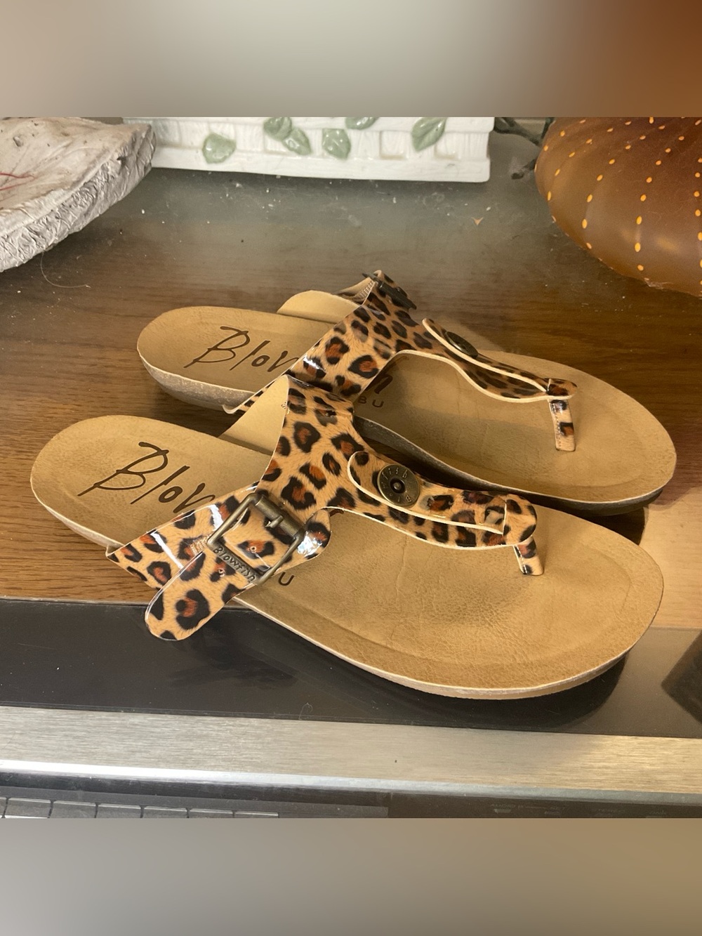 BLOWFISH MALIBU LEOPARD PRINT THONG SANDALS SZ 7
